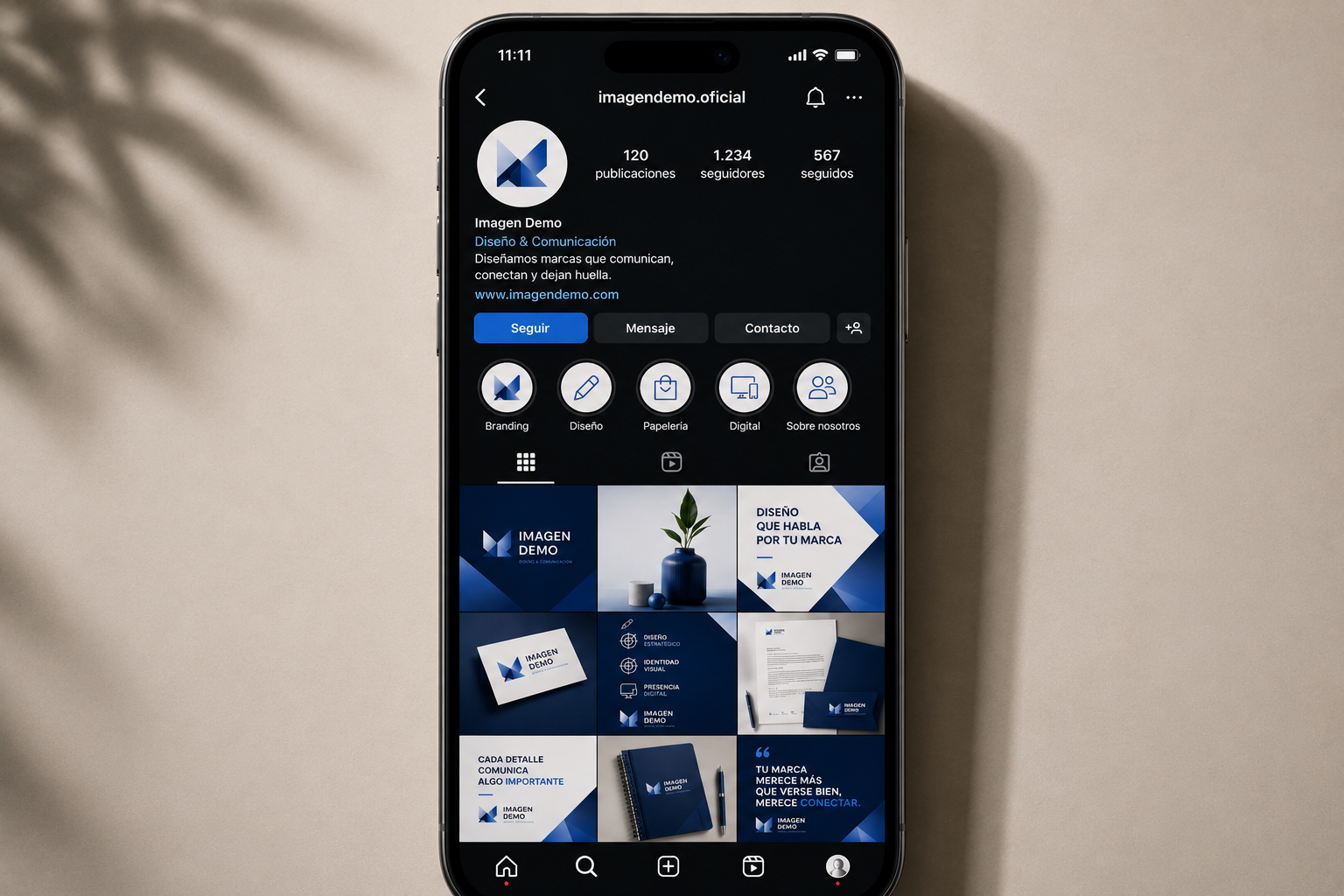 Mockup de móvil con perfil de Instagram y publicaciones de Imagen Demo